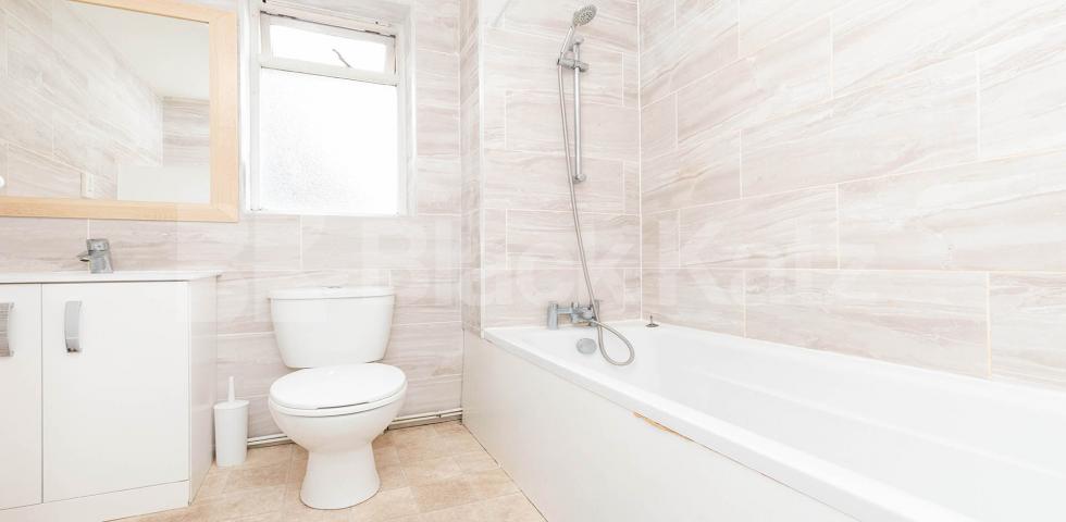 			LARGE 4 BED, 4 Bedroom, 1 bath, 1 reception Flat			 Criterion Mews, UPPER HOLLOWAY 